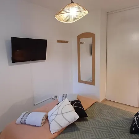 T3 Nature Avec Piscine Et Tennis *